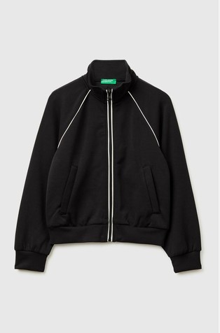 Jopa z visokim ovratnikom in kontrastnimi črtami