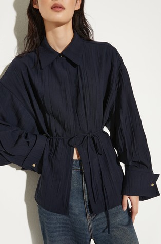 Satenasta srajčna jakna z zmečkanim videzom