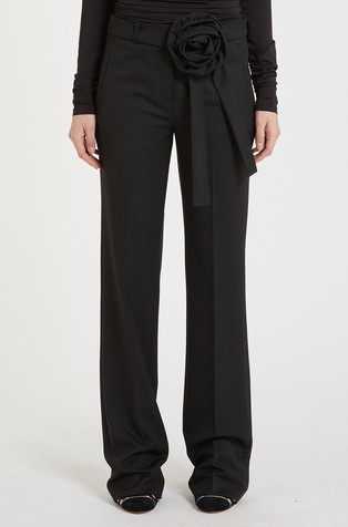 Hlače z dekorativnim cvetom na pasu