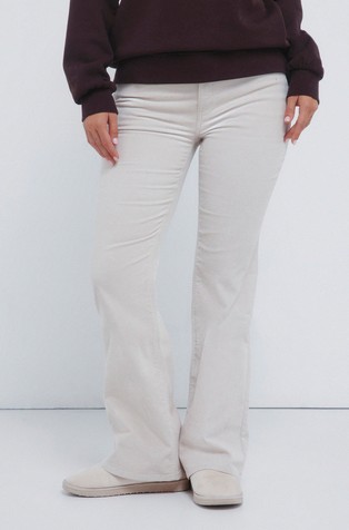 Slim fit žametne hlače z zvončastimi hlačnicami