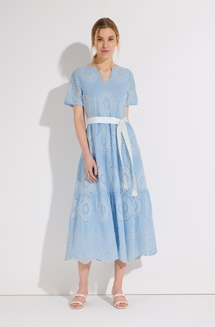 Obleka z luknjičastimi vezeninami