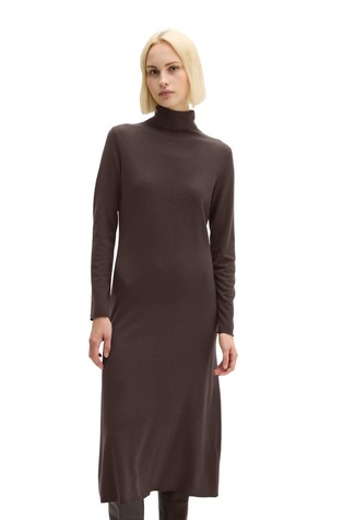 Slim fit pletena obleka s puli ovratnikom