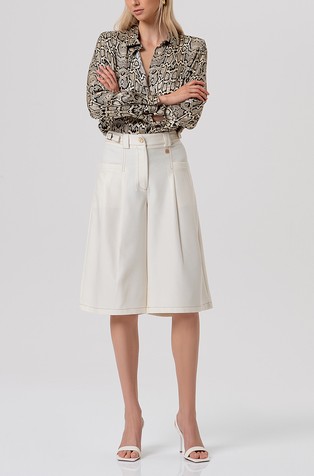 Zvončaste bermuda hlače z gubami