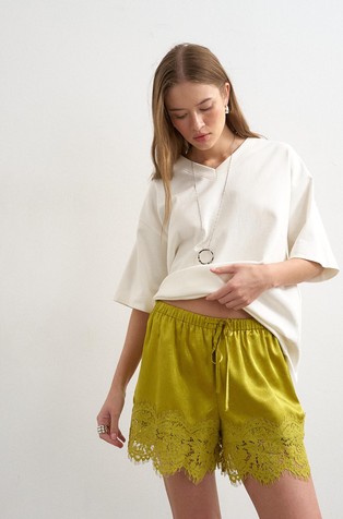 TSLOTTE satenaste kratke hlače s čipko