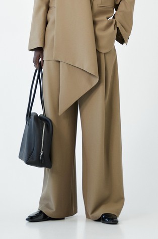 Široke hlače z gubami