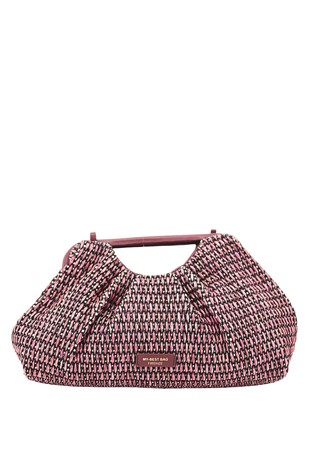 Prepletena torbica iz materiala v videzu rafije in usnja