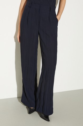 Satenaste hlače z zmečkanim videzom