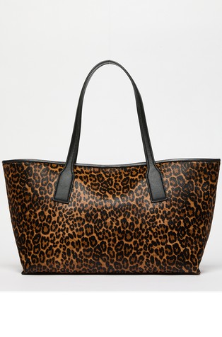Shopper torba iz dlakastega usnja z živalskim vzorcem