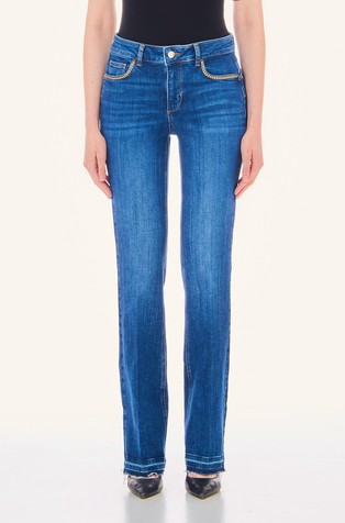 Jeans hlače z visokim pasom in okrasnim detajlom verige