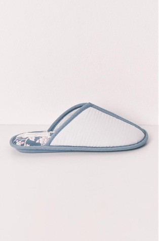 Teksturirani copati s cvetličnimi motivi