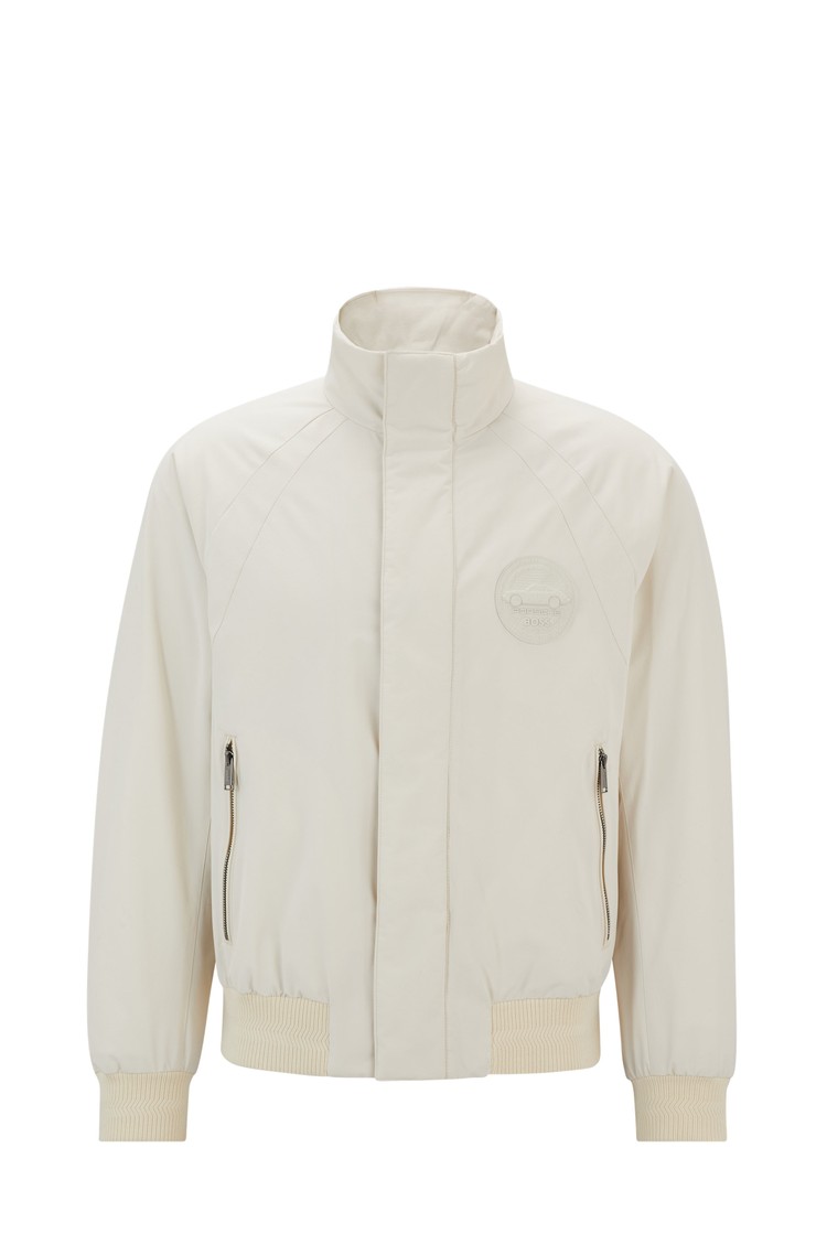 HUGO BOSS Porsche x BOSS vodoodbojna bunda z logotipom Bela - Open White 