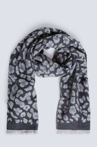 Pleten šal z živalskim vzorcem