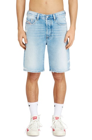 Shorts in destroyed denim