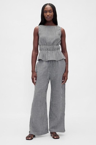 Ženske hlače z zmečkanim videzom in razporkom na hlačnicah