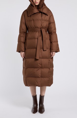 Monochrome down coat with detachable hood and belt