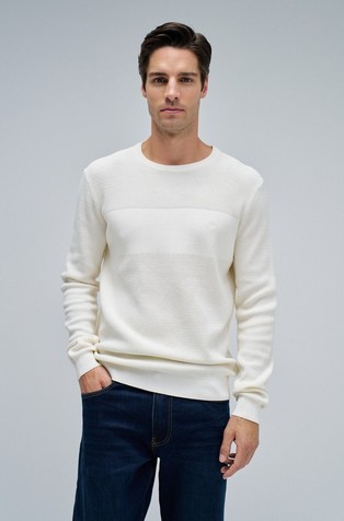 Knitted sweater with texture