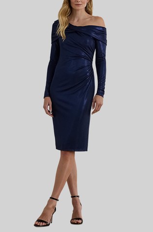 Kovinsko svetleča cocktail obleka z odkrito ramo