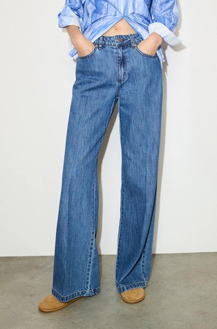Re-Edit bootcut jeans with a matching shopping tote