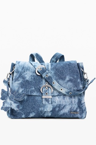 Srednje velik denim nahrbtnik z različnimi načini nošenja