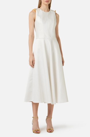 Satenasta obleka s kovinskim detajlom na ramenih