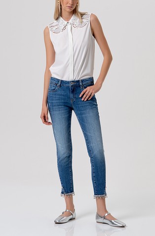 Slim fit push up jeans hlače z okrasnimi kamenčki