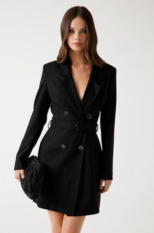 Obleka s pasom in svetlečim črtastim vzorcem