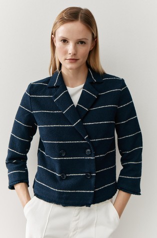 Črtast suknjič z dvorednim zapenjanjem