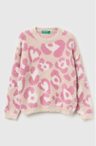 Kosmaten pulover z živalskim vzorcem