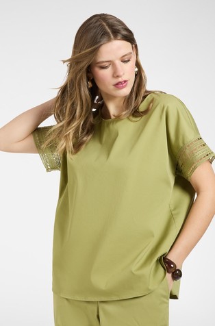 Oversized fit T-shirt with macramé trims