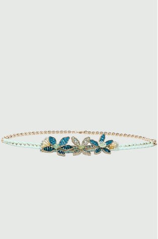 Dekorativen pas s cvetličnimi okrasji