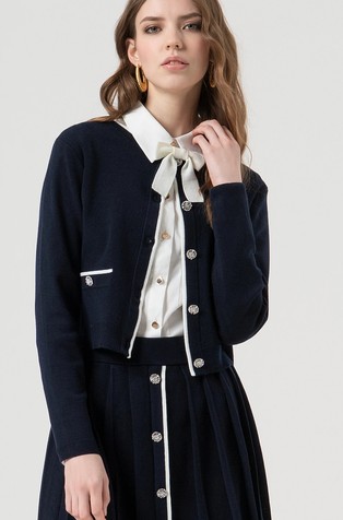 Regular fit pletena jopa z okrasnimi kamenčki na gumbih