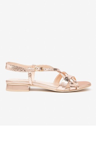 Sandali iz teksturiranega kovinsko svetlečega usnja