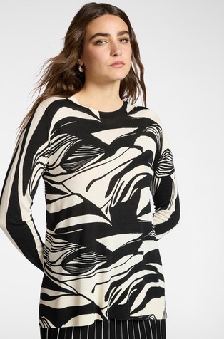 Asymmetric T-shirt with pattern