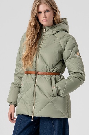 Prešita puhovka s kapuco in pasom