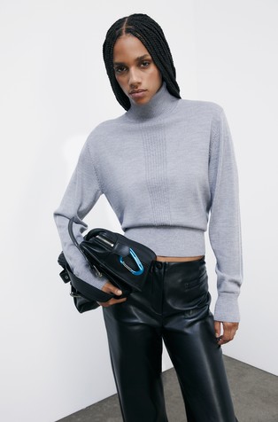 Essential pleten volnen pulover s puli ovratnikom