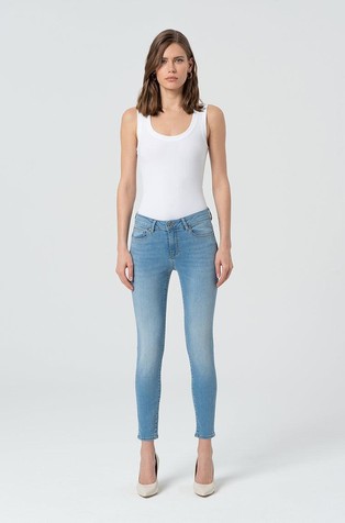 Push-up slim fit jeans with light wash
