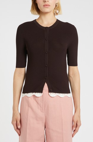 Pletena jopa s kvačkanim detajlom