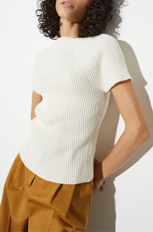 Slim fit rebrasto pletena majica s kratkimi rokavi