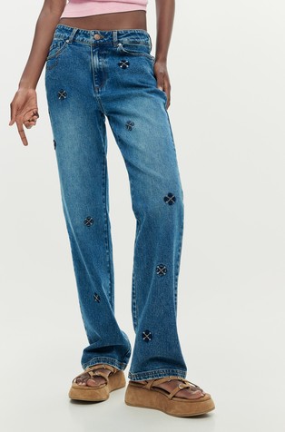 Ravne jeans hlače z dekorativnimi aplikacijami