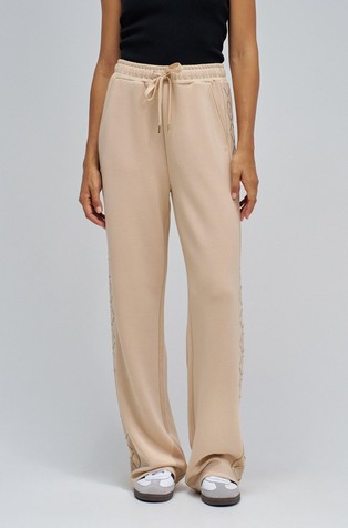 Trenirka z logotipi iz okrasnih kamenčkov