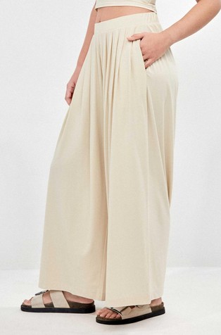 Wide-legged trousers in viscose-blend