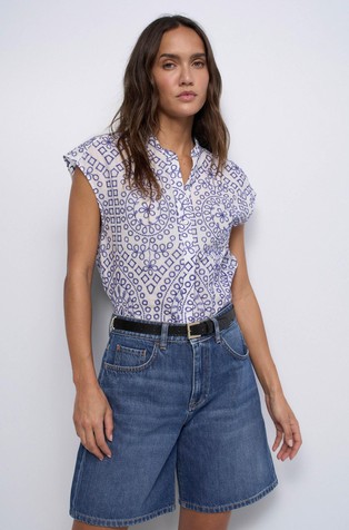 Sleeveless shirt
