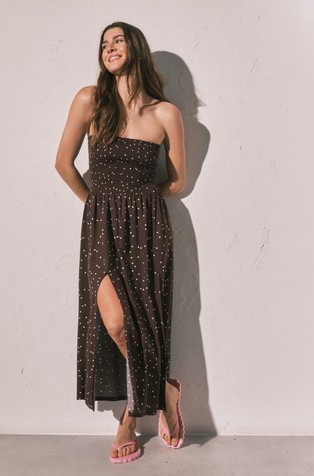 Dolga pikčasta obleka z odkritimi rameni