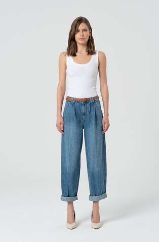 Carrot fit jeans hlače z gubami in pasom
