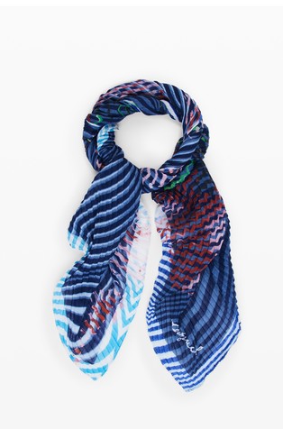 Rectangular scarf with wavy pattern