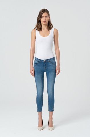 Slim fit cropped jeans with push up effect