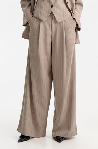 Široke črtaste hlače