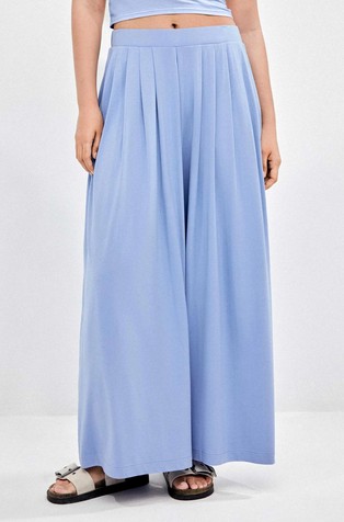 Wide-legged trousers in viscose-blend