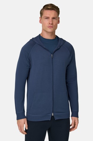 Pletena volnena jopa s kapuco