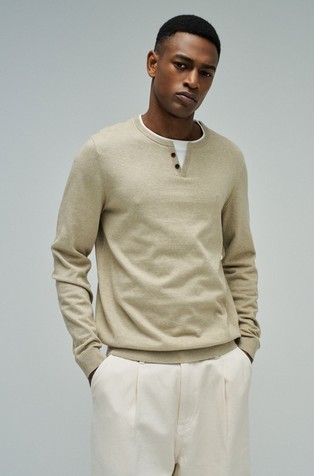 Knit sweater with double collar